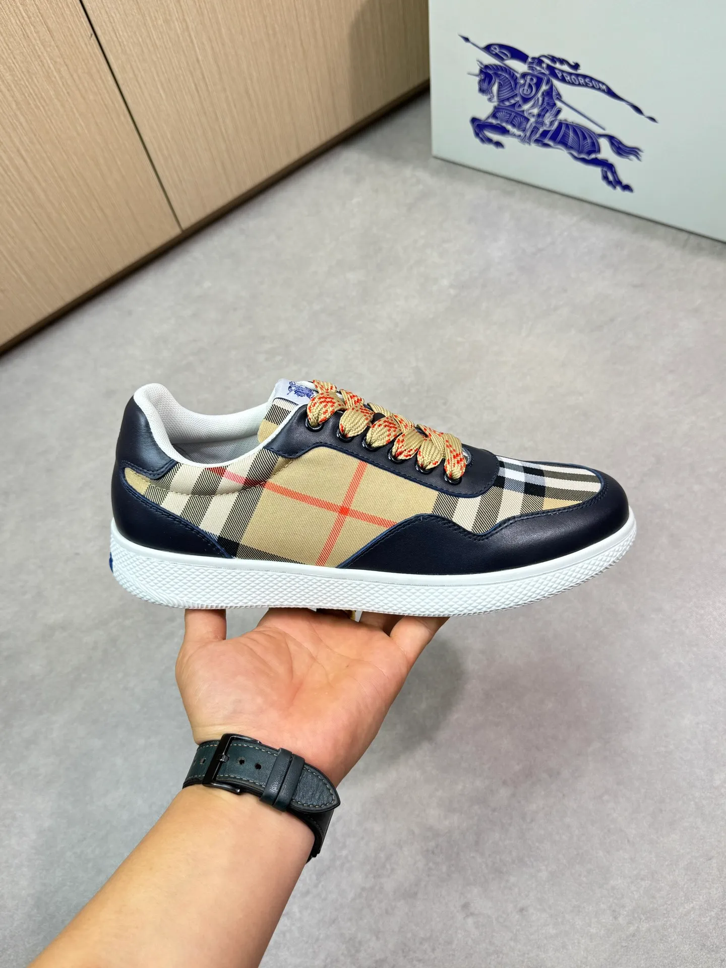 P400 [BURBERRY] Burberry casual sports sneakers - Upper: imported 🔝 Napa calfskin, brand totem cloth, tongue brand cloth label - Lining: brand canvas, foot pad; water-dyed cowhide - Outsole: ultra-light TPR rubber; two-color molded outsole - Super high quality control, fine workmanship: highlighted (high-end, luxury, grade) -Size : 38-44 (Male 45, can be customized)·BBR0372